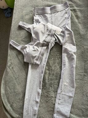 ALO Yoga Light Gray Leggings and Matching Sports Bra Set
